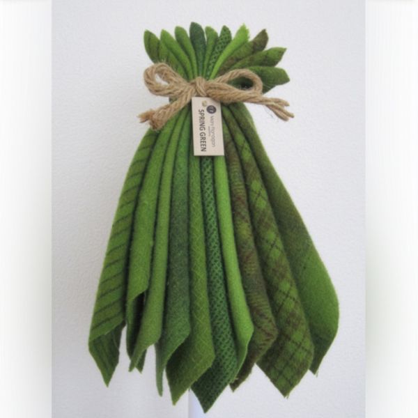 Mary Flanagan hand dyed Woolens - color pack 10 stuks 5.5 x 4.5 inch  - Greens
